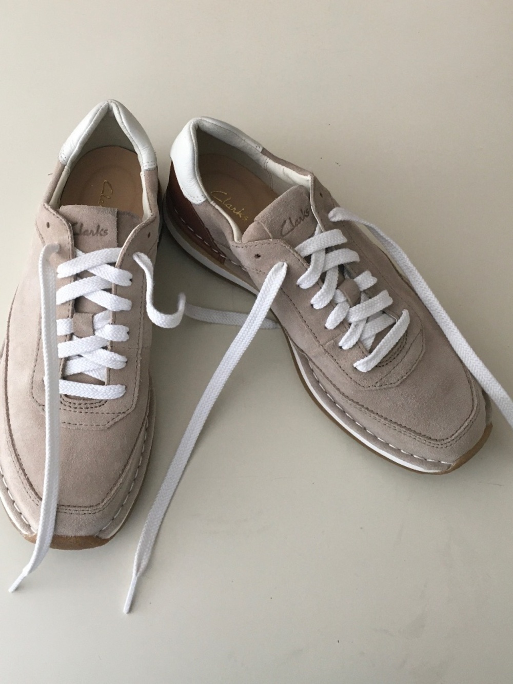 Clarks size 8 lace up tan suede shoes